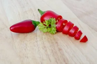 Cortando chili para almacenar