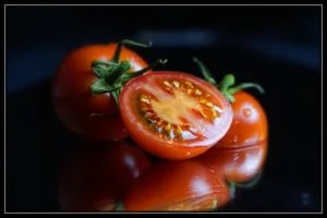 Tomate cherry cortado por la mitad