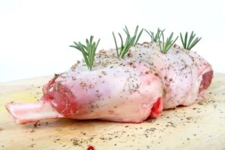 Cilantro adobando la carne