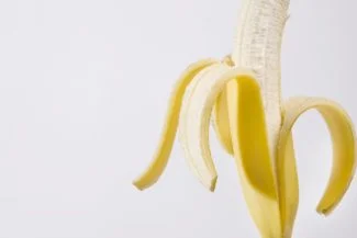 Pelando un plátano